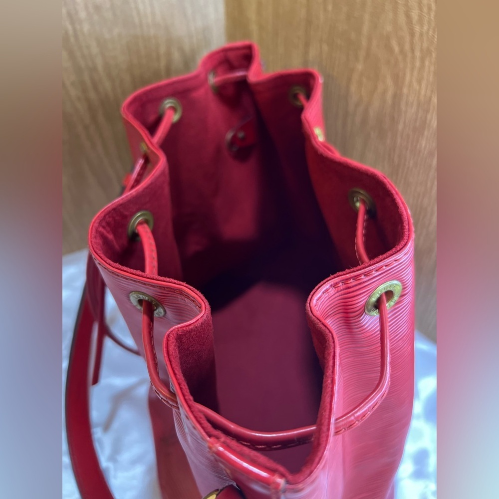 Louis Vuitton Epi Noé Bucket Bag in Castillan Red - Picture 12 of 15